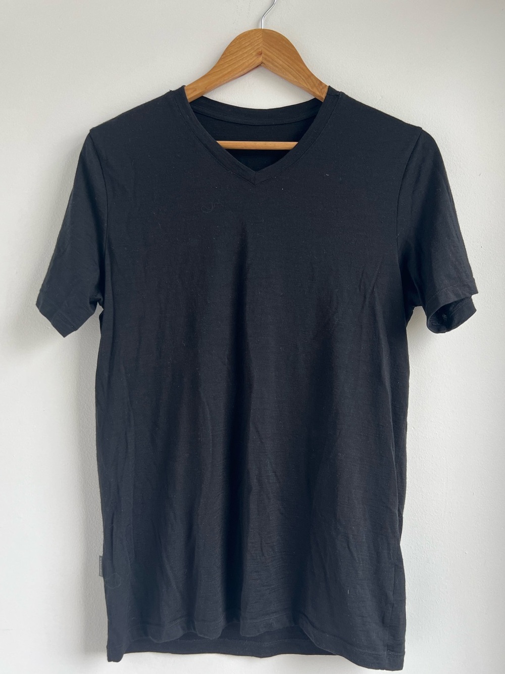 Icebreaker Men's Merino Wool V-Neck Tee Black Short Sleeve Base Layer Fits M